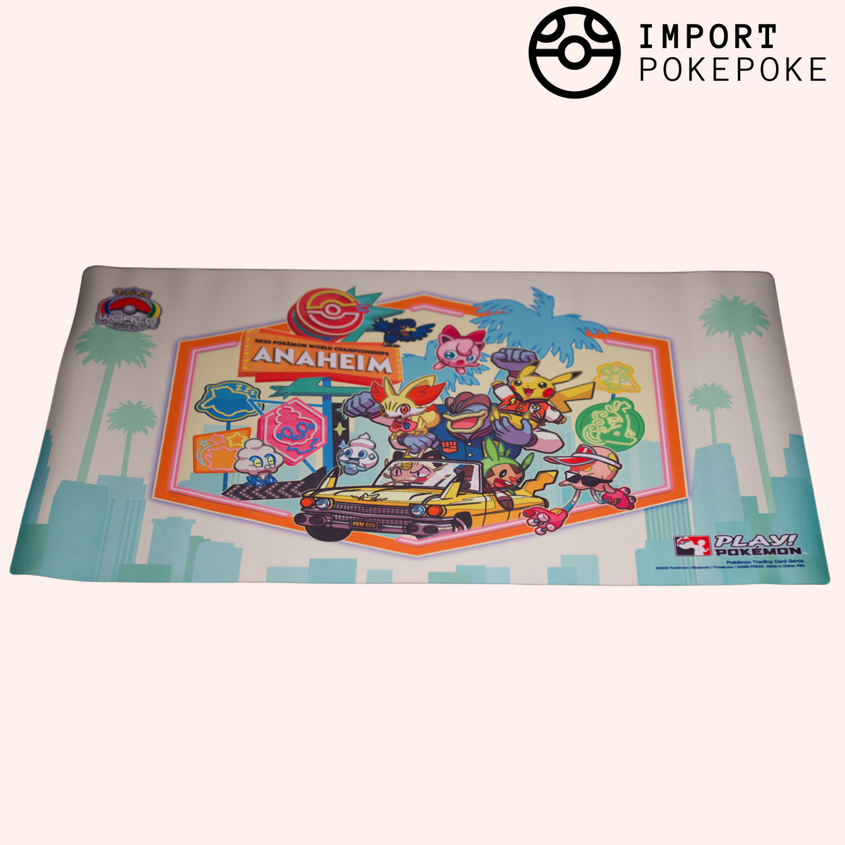 Tappetino da gioco Pikachu & Co. - Scena automobilistica - Campionati del mondo di Anaheim 2025 